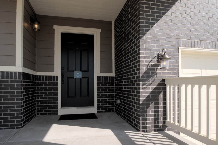 Сочетание белого и темного кирпича