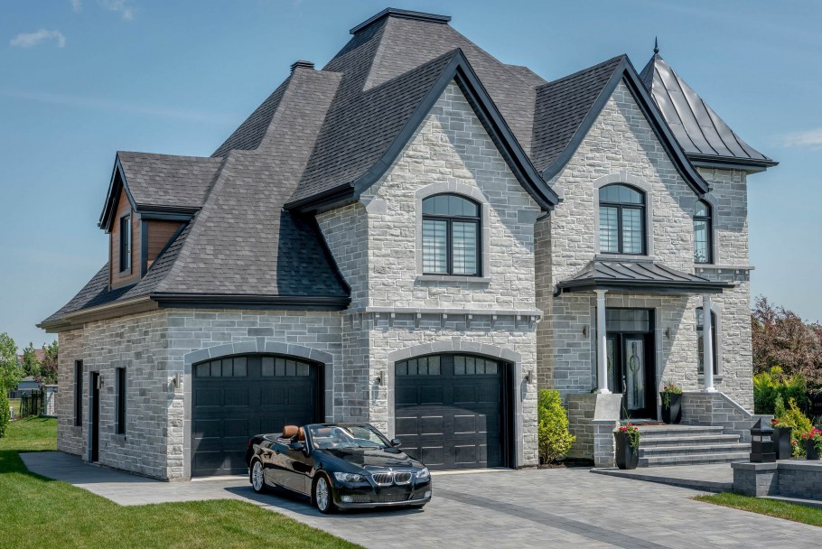 Дом серый кирпич