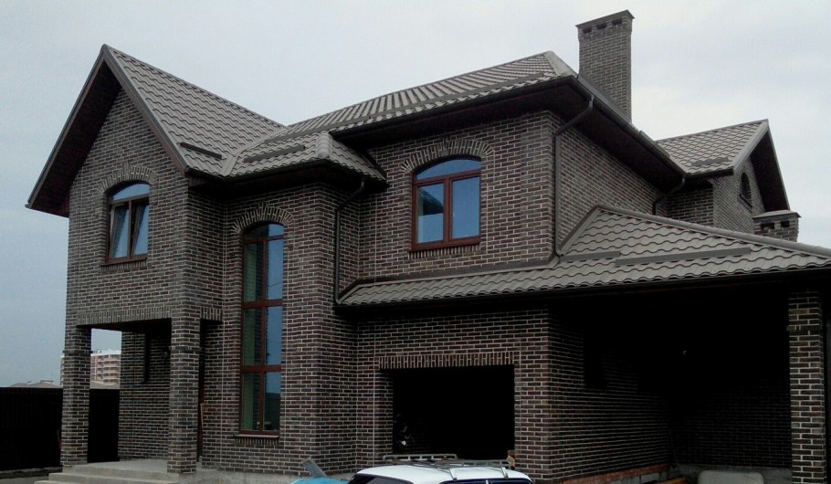 Коттедж из темного кирпича