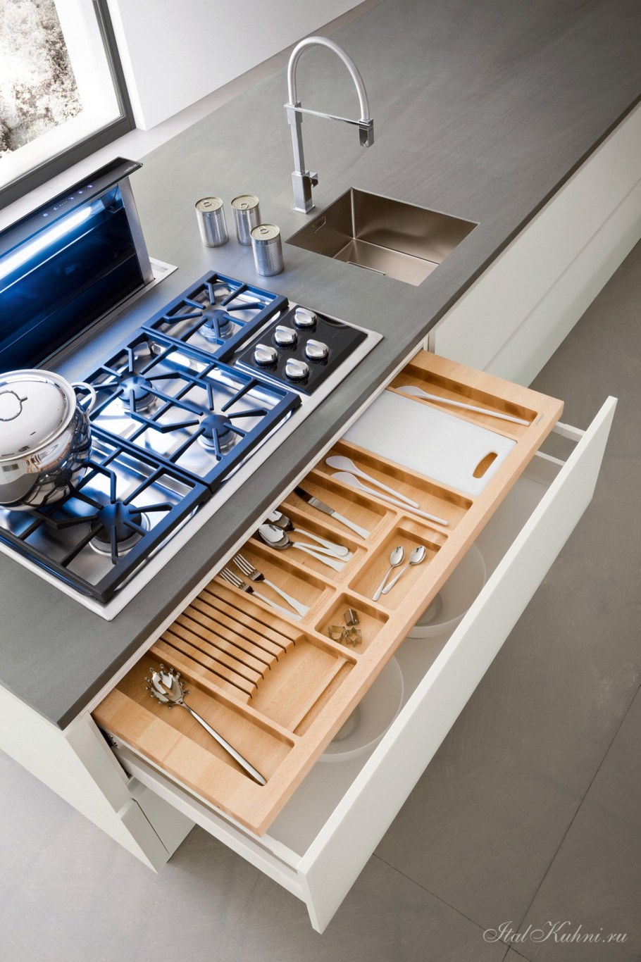 Функциональный кухонный гарнитур