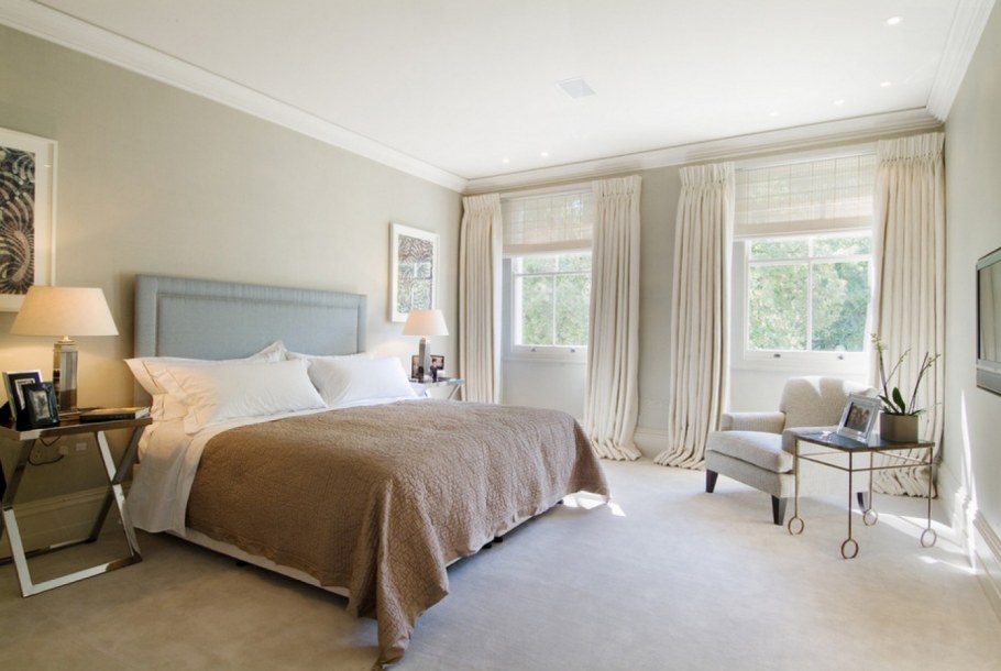 Спальня с двумя окнами