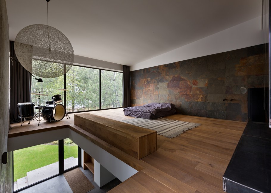 Спальня лофт с панорамными окнами