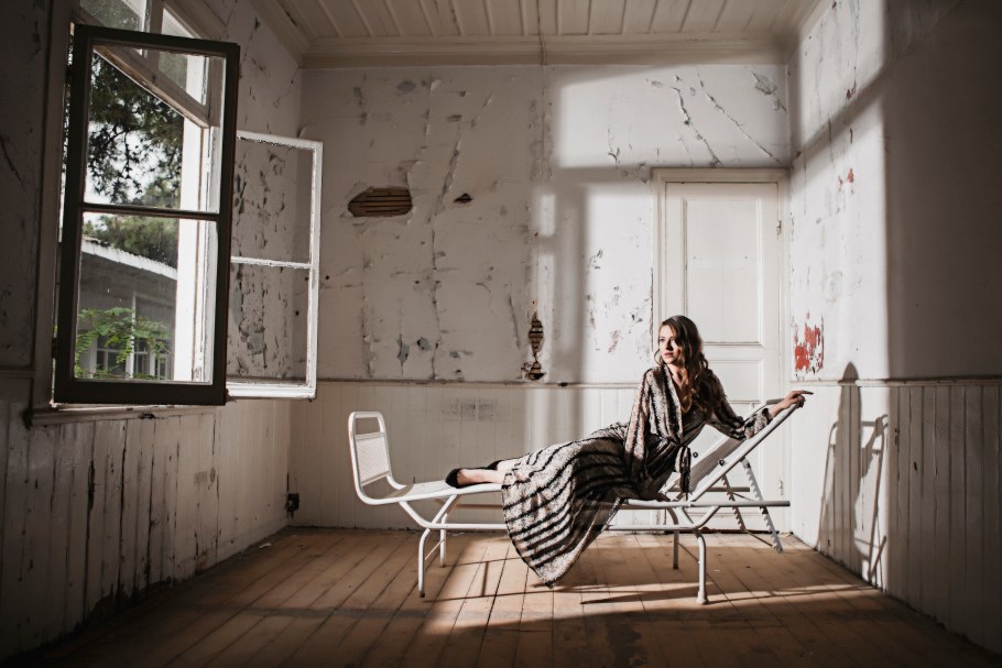 Девушка в комнате фотосессия