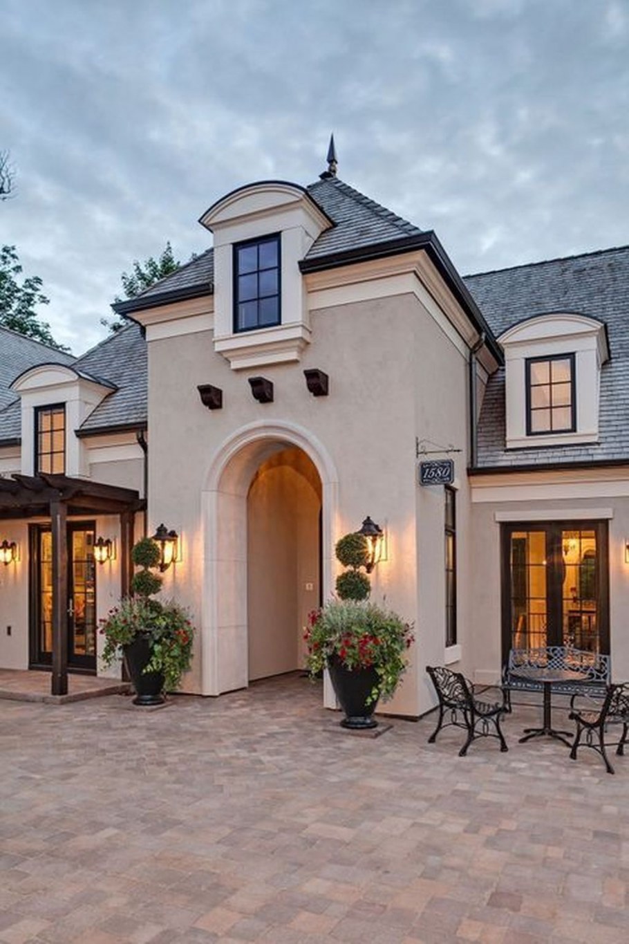 Красивый дом из камня