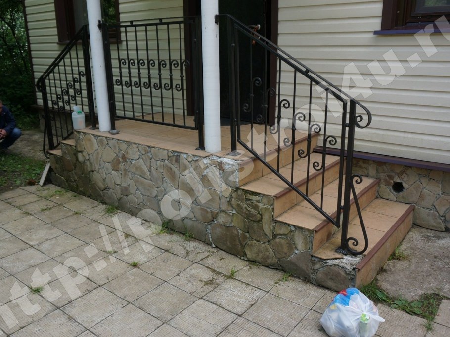 Порог на крыльце в частном доме