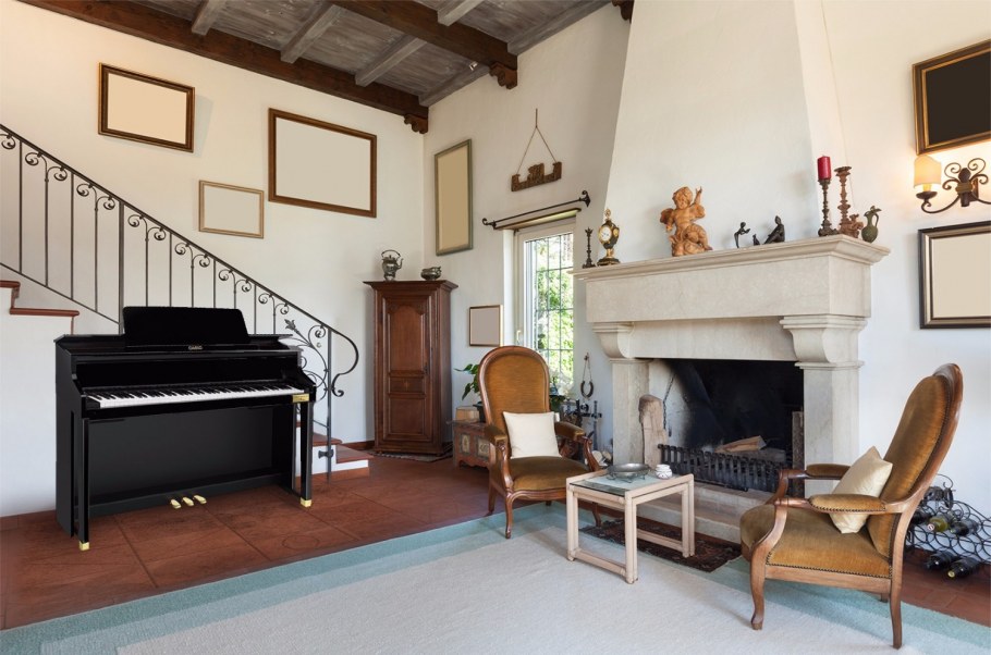 Пианино в гостингой в интерьер
