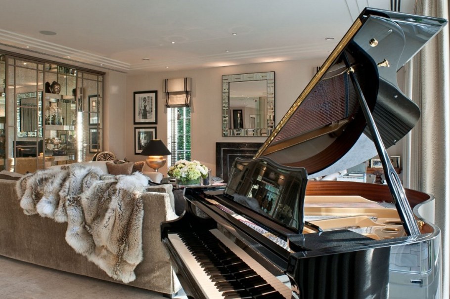 Гостиная с роялем