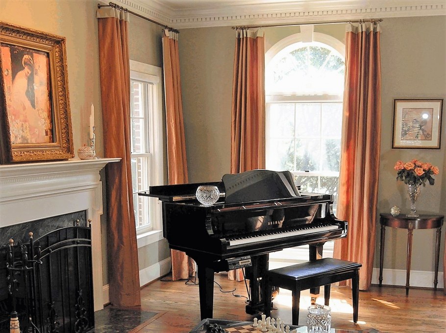 Цифровое пианино в интерьере