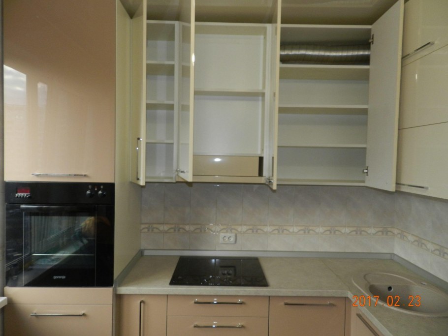 Кухня 6м с пеналом для духовки в углу