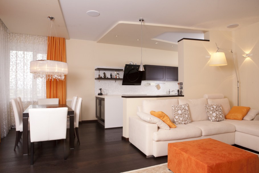 Оранжево белая кухня гостиная