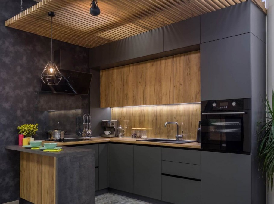 Кухня в темно сером цвете с деревом