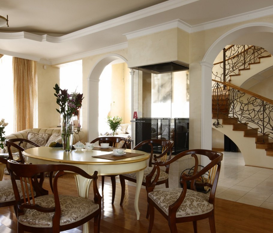 Интерьер столовой в коттедже