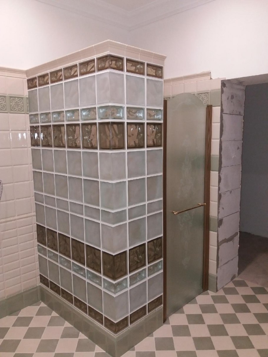 Стеклянные блоки в ванной