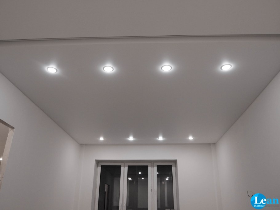 Натяжные потолки матовые с лампочками
