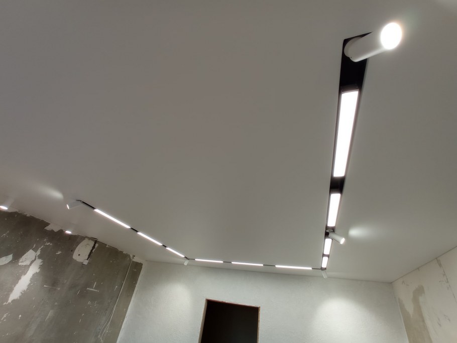 Натяжные потолки с нишами под светильники