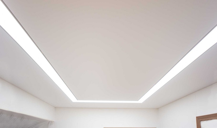 Потолок с линейными светильниками