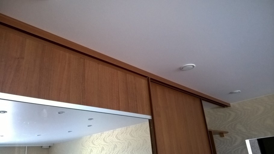 Встроенный шкаф и натяжной потолок