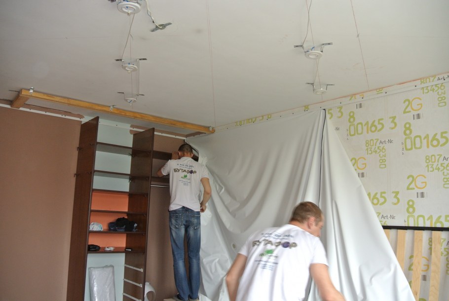 Шкаф и натяжной потолок