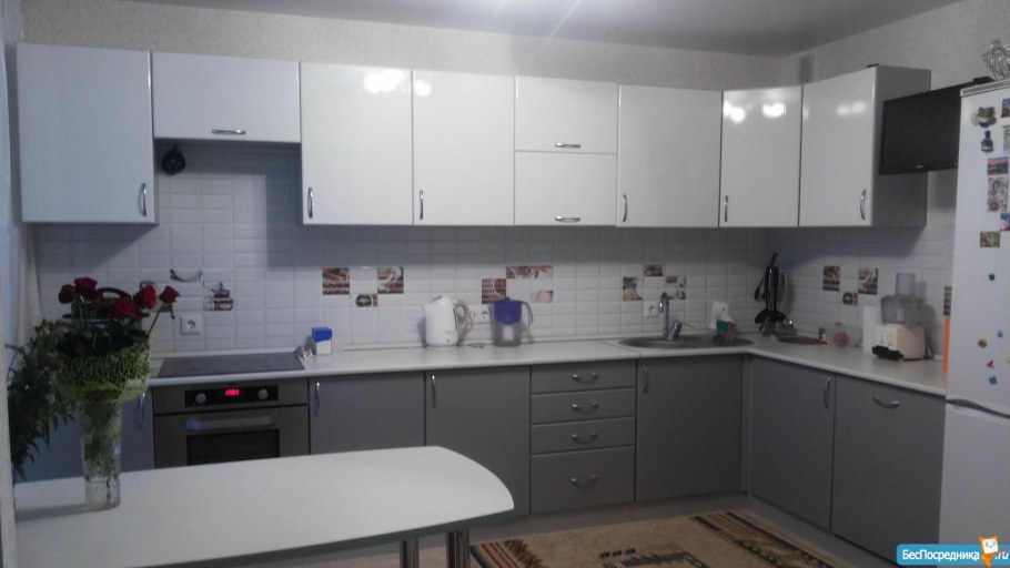 Кухонный гарнитур белый верх серый низ