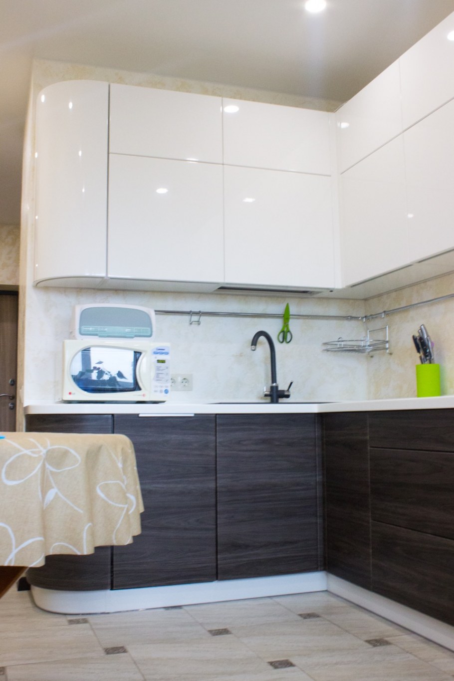 Кухонный гарнитур белый верх