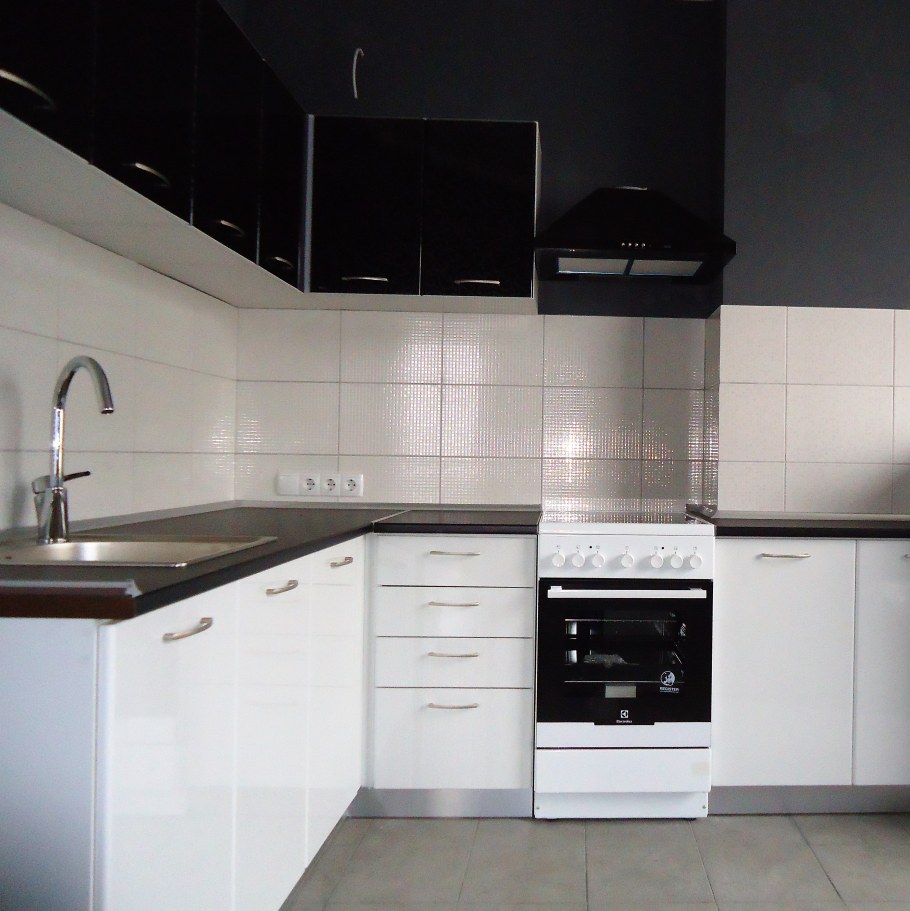 Угловая кухня низ черный верх белый