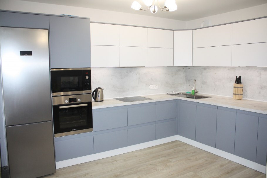 Кухонный гарнитур серо белый