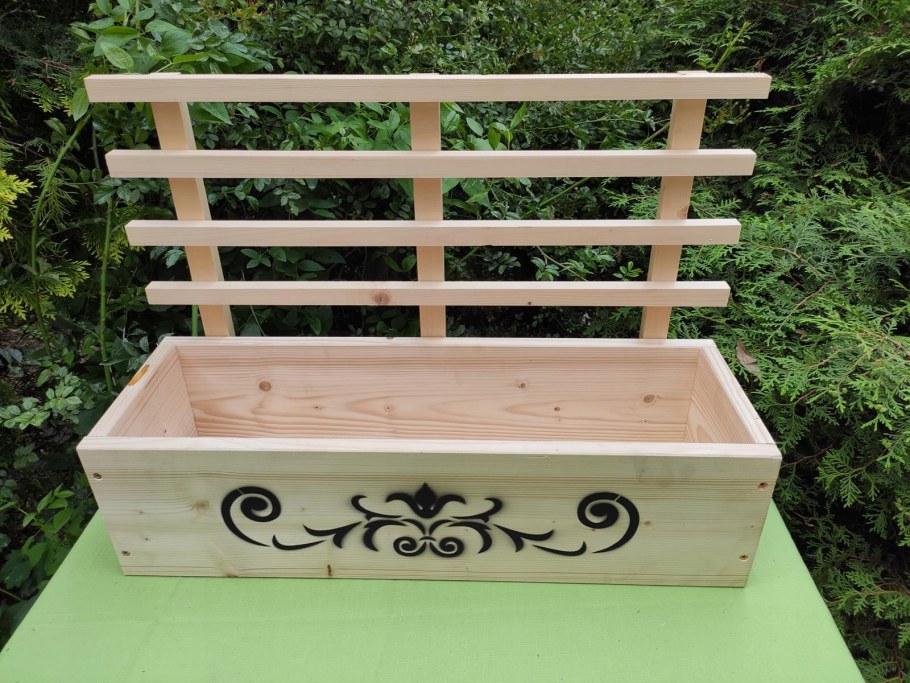 Клумбы из деревянных бочек