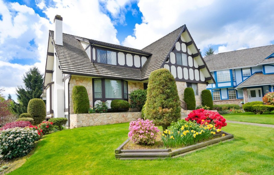 Домик с газоном