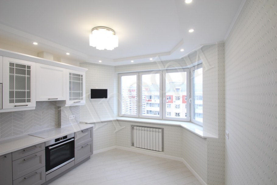 Кухня с обеденной зоной с окнами в пол в частном доме