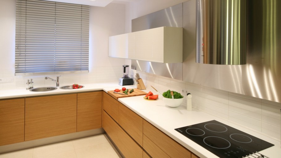 Угловая кухня с окном и барной стойкой