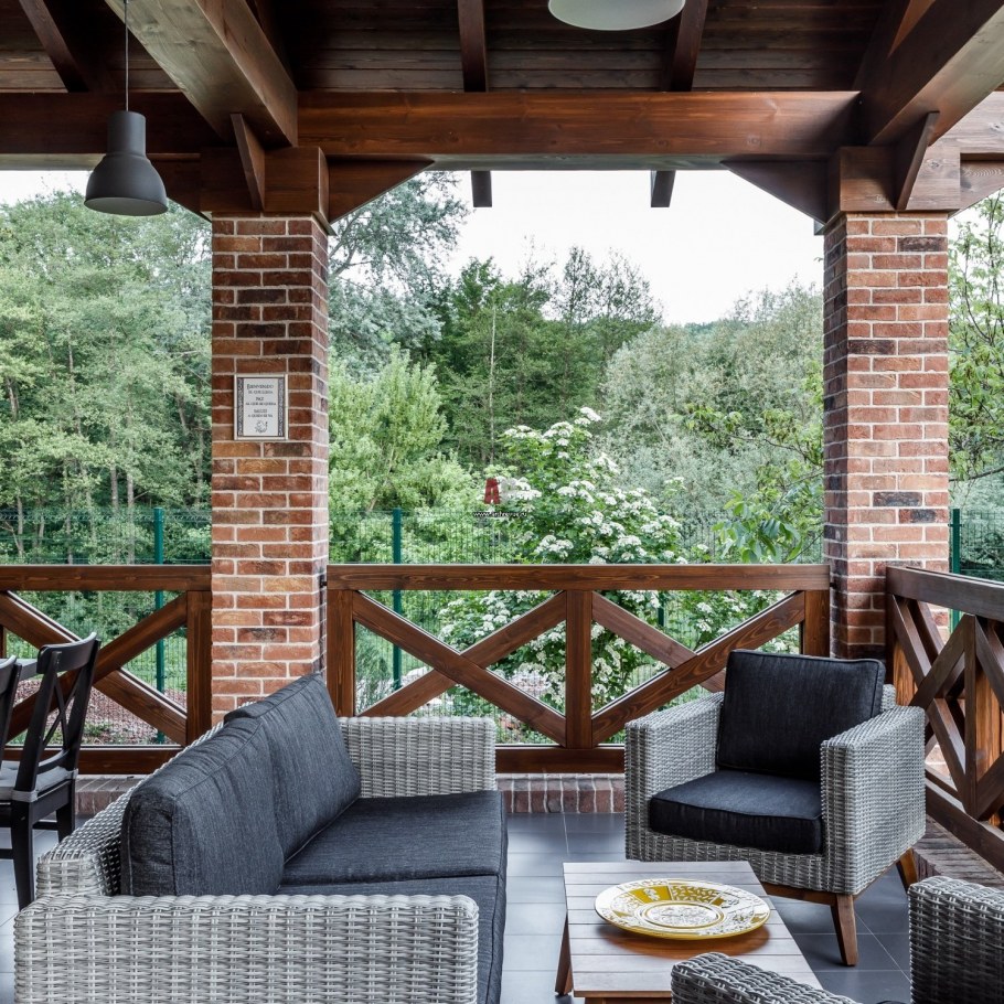 Декор кирпичной стены на веранде