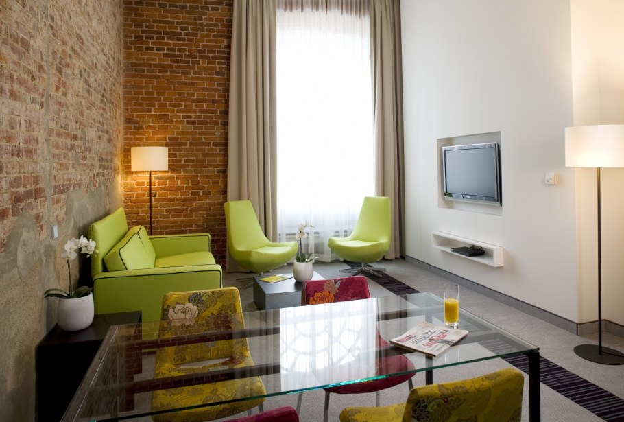 Гостиная в стиле лофт с зеленым диваном