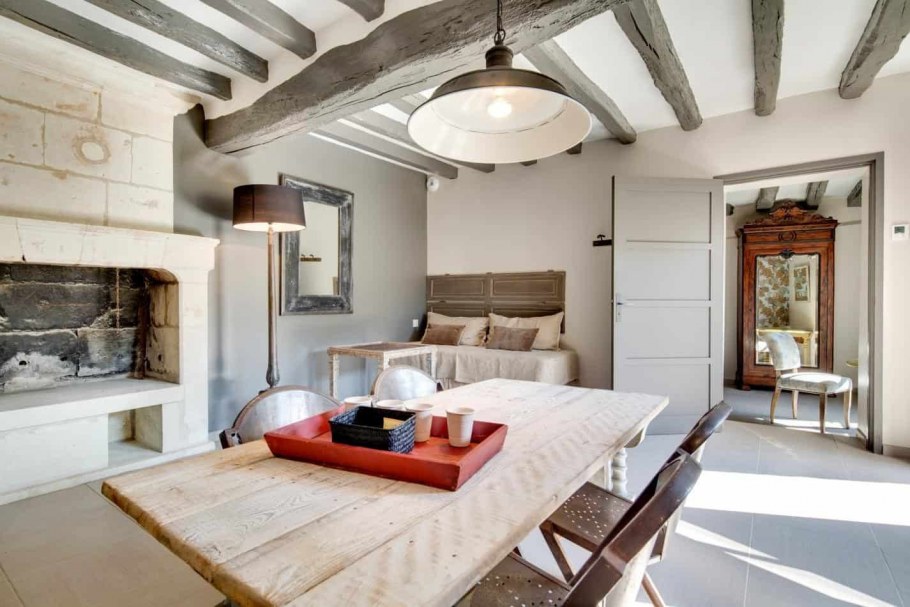 Интерьер с балками на потолке