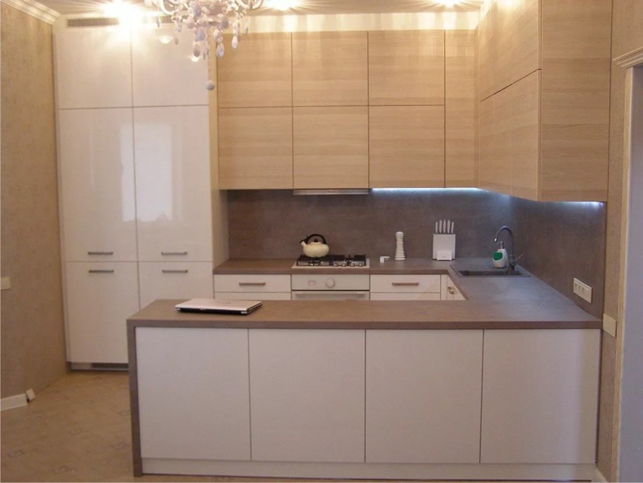 Бежевая глянцевая кухня