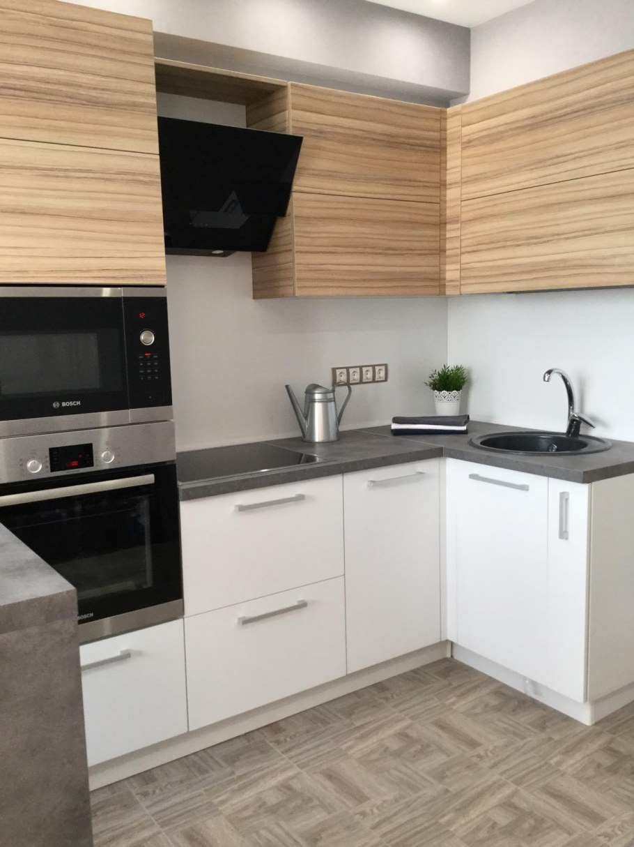 Кухня под дерево с белым верхом