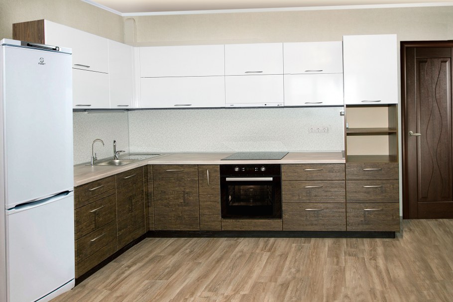 Кухня низ дерево верх белый