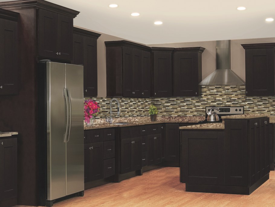 Кухня в доме венге