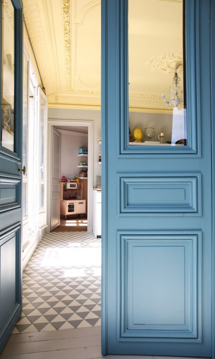 Синие двери в интерьере