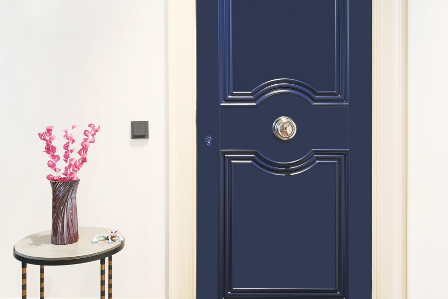 Синие межкомнатные двери в интерьере