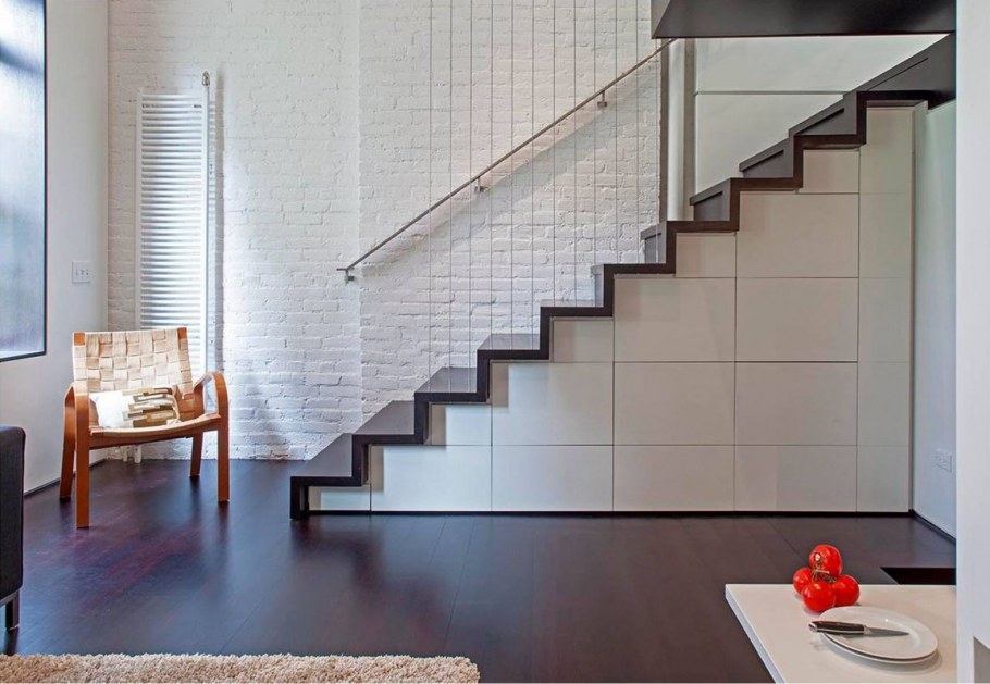 Пространство под лестницей