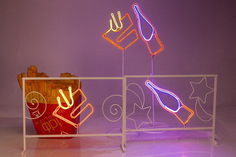 Неоновые украшения для комнаты