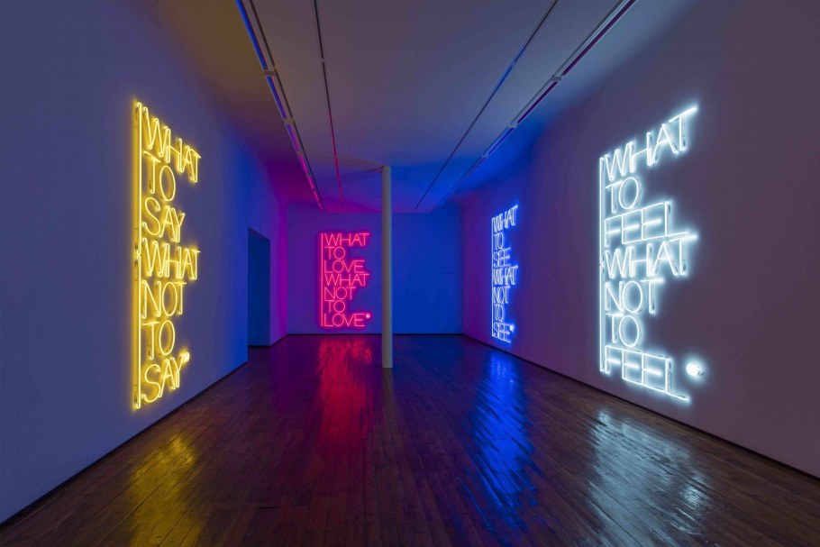 Комната для танцев неон