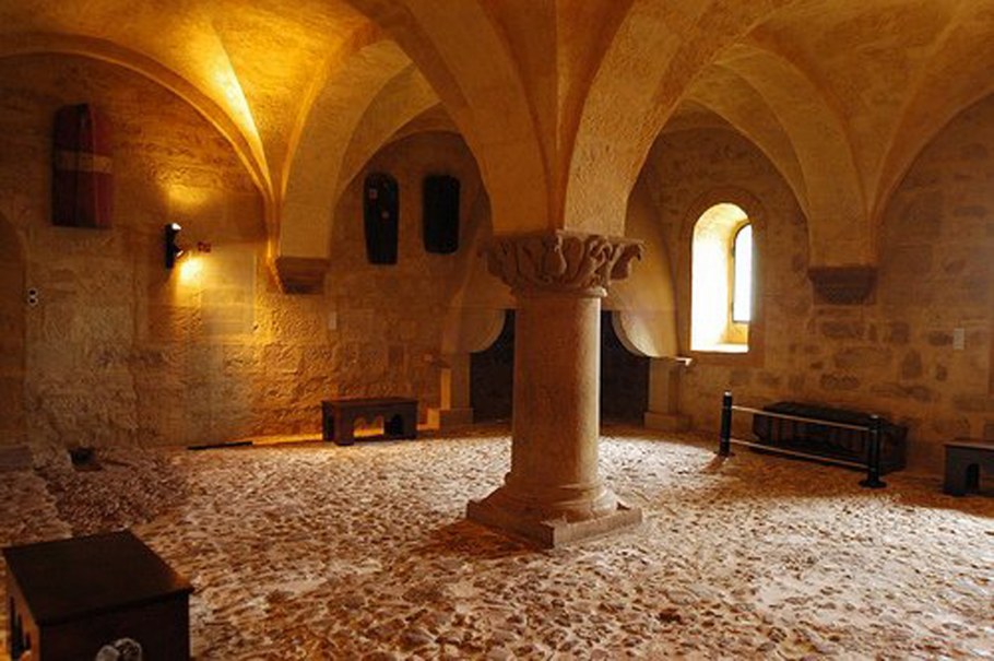 Спальня в романском стиле