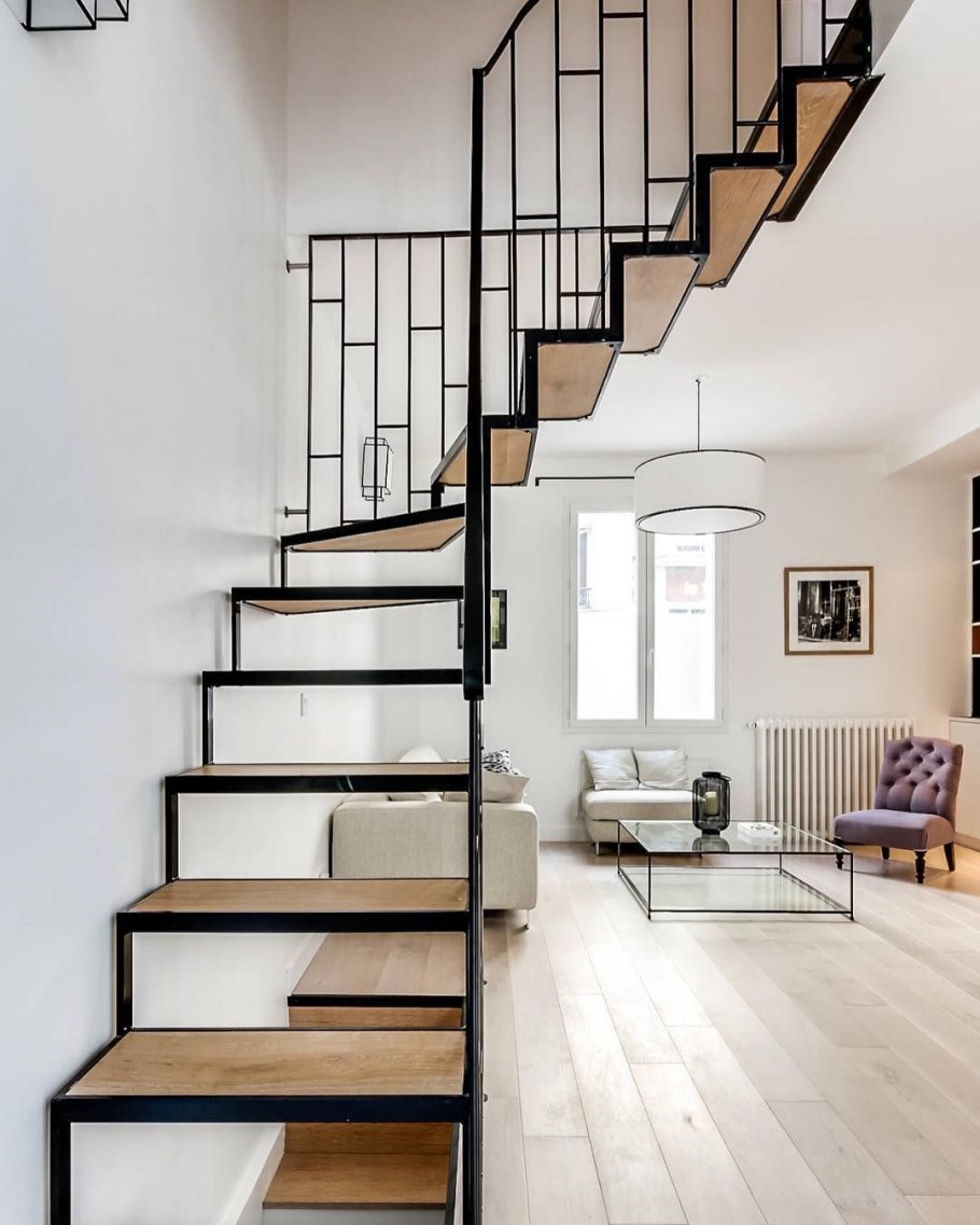 Светлая лестница в интерьере