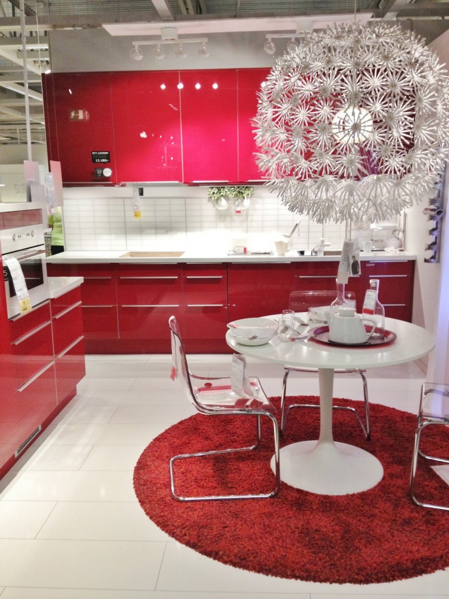 Кухня в красных тонах