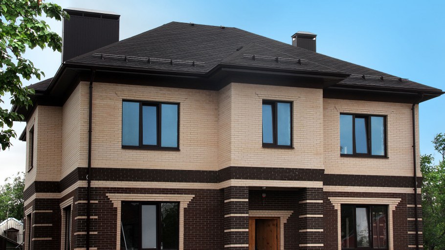 Облицовка коричневым кирпичом