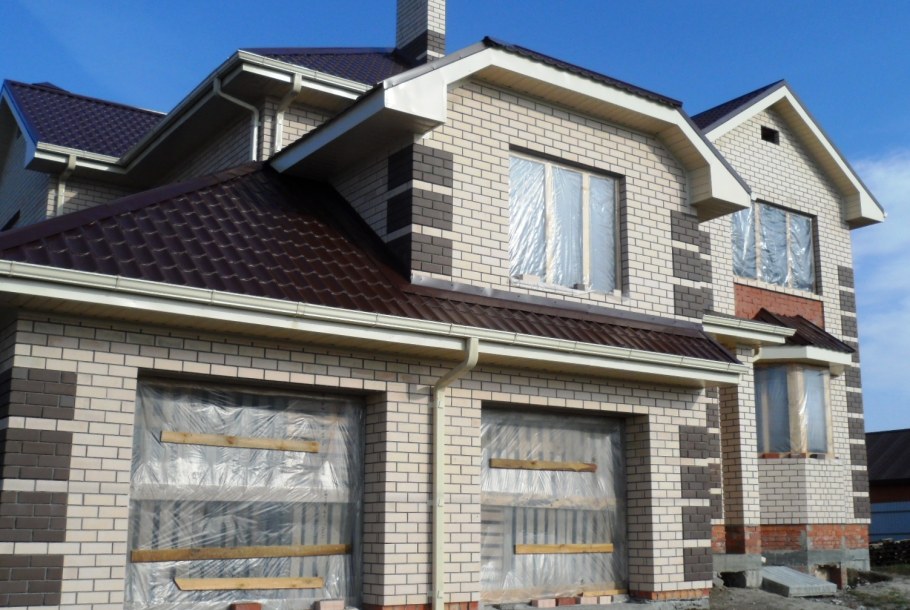 Красивый фасад из силикатного кирпича