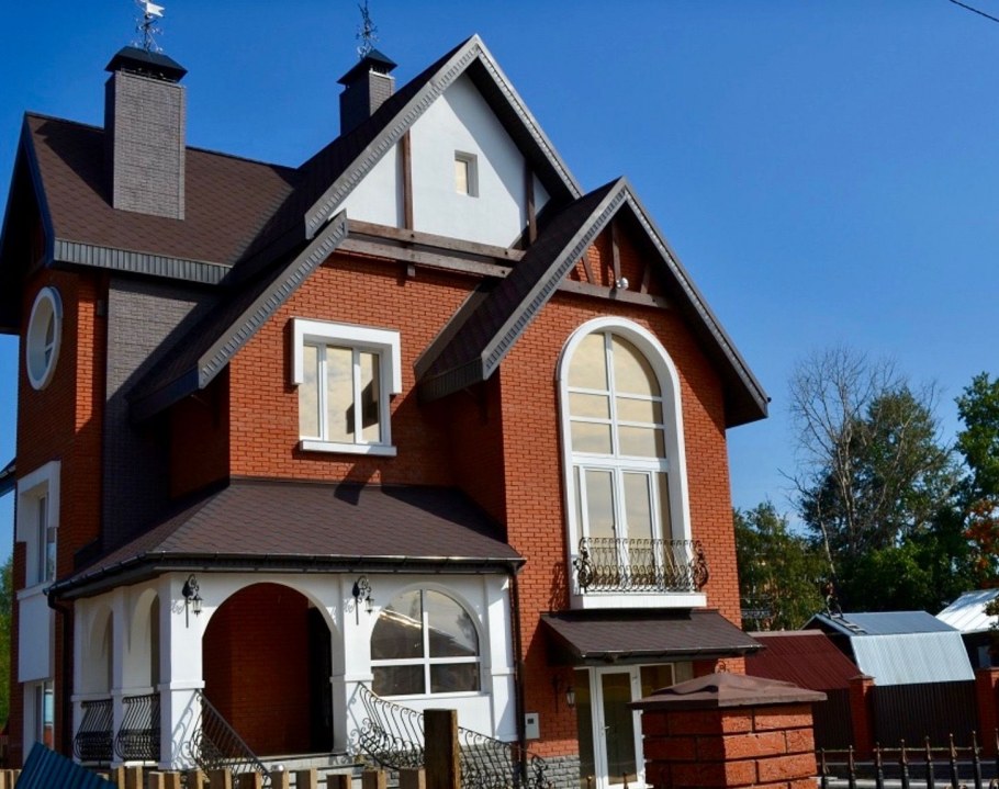 Фасад из красного кирпича