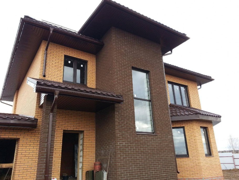 Дом из кирпича разного цвета