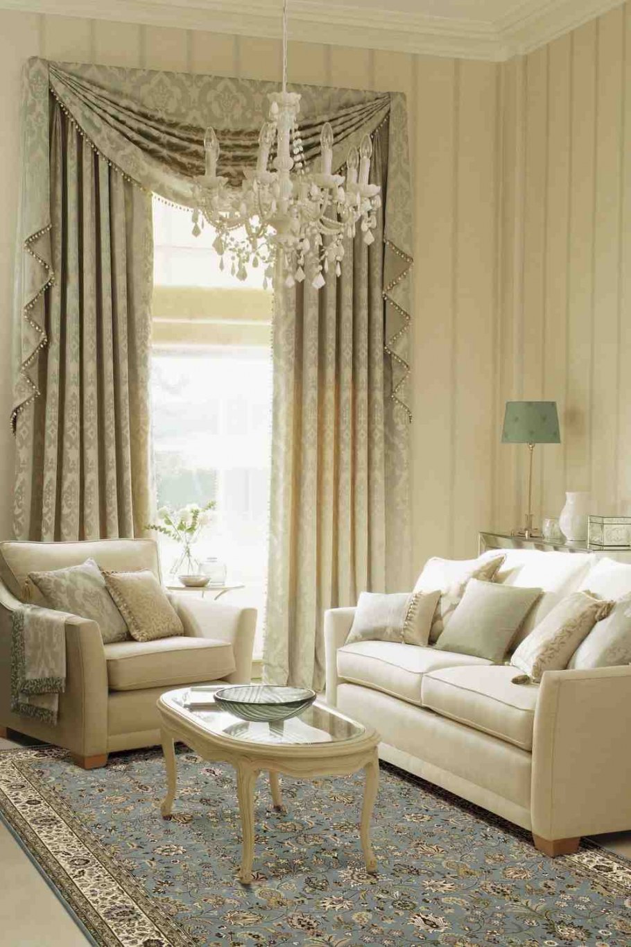 Бежевые шторы в гостиной